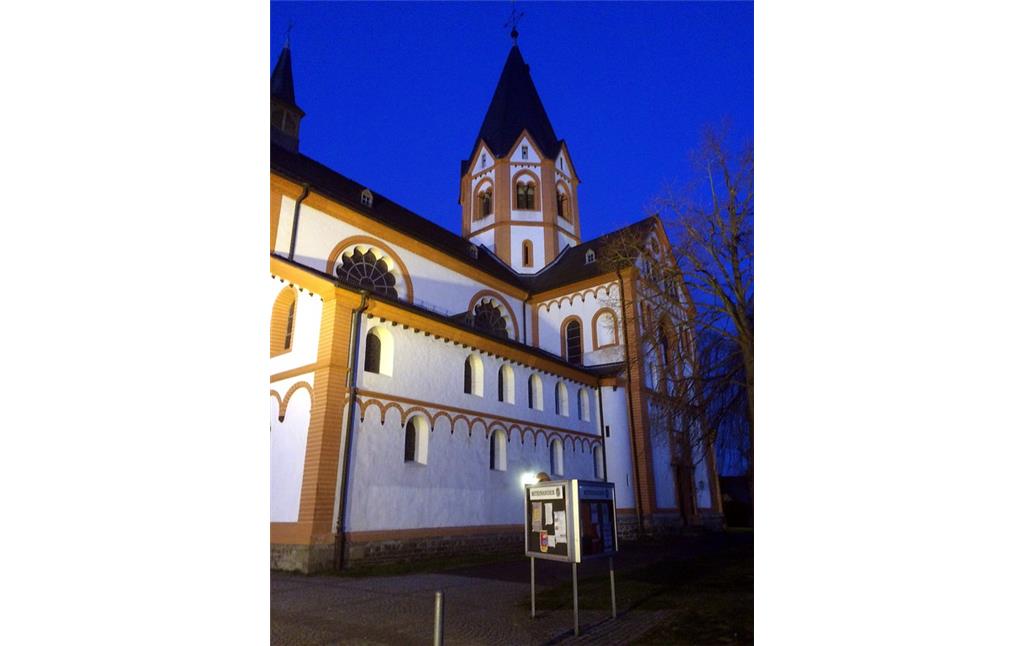 Teilansicht der Pfarrkirche St. Peter in Sinzig in der Abenddämmerung (2016)