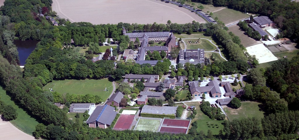 Luftbild des früheren Klosters und heutigem Internat Collegium Augustinianum Gaesdonck (2010).