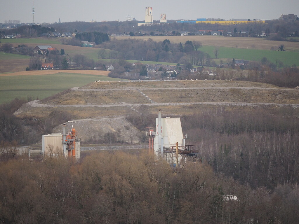 Hinter dem Kalkwerk Oetelshofen ist die die vor kurzem erweiterte Halde Hahnenfurth sichtbar (2021)
