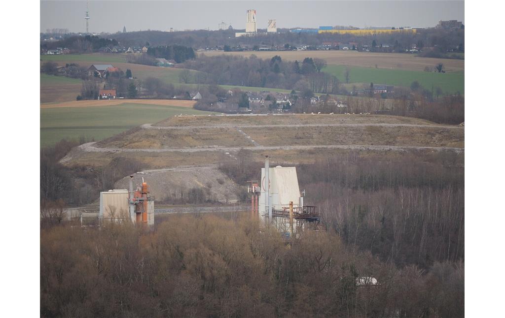 Hinter dem Kalkwerk Oetelshofen ist die die vor kurzem erweiterte Halde Hahnenfurth sichtbar (2021)