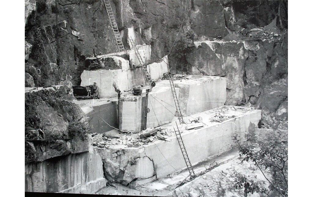 Abbau von Lahn-Marmor in einem Steinbruch (historische Aufnahme)