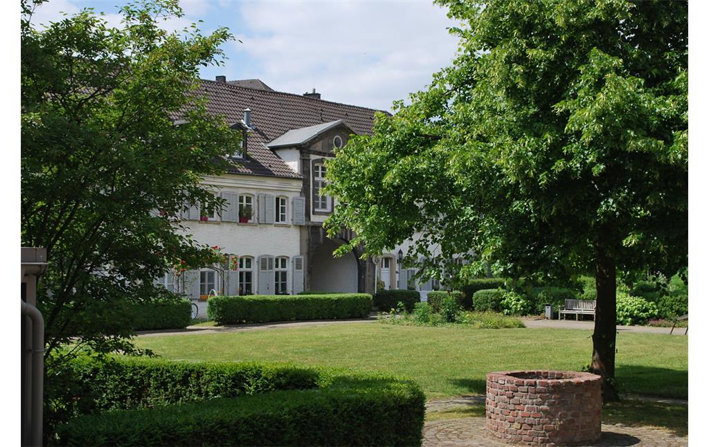 Der Innenhof des Klosters Saarn ist weitläufug und gärtnerisch gestaltet. Er wird durch die barocken Klostergebäude nach außen abgeschlossen. Der Zugang zum Klosterhof erfolgt durch einen Torbogen (2015).