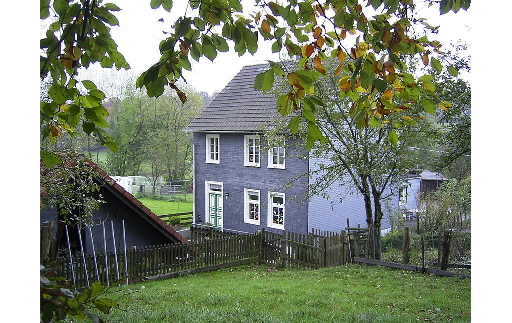 Hausgarten und verschiefertes Wohnhaus in Altenholte (2007)