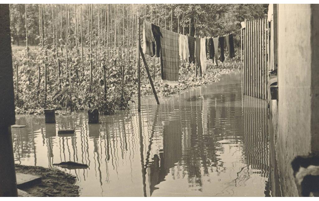 Abbildung 4: Überschwemmung am Sintherner Bach  nach einem Hochwasser im Juli 1958 (2008)