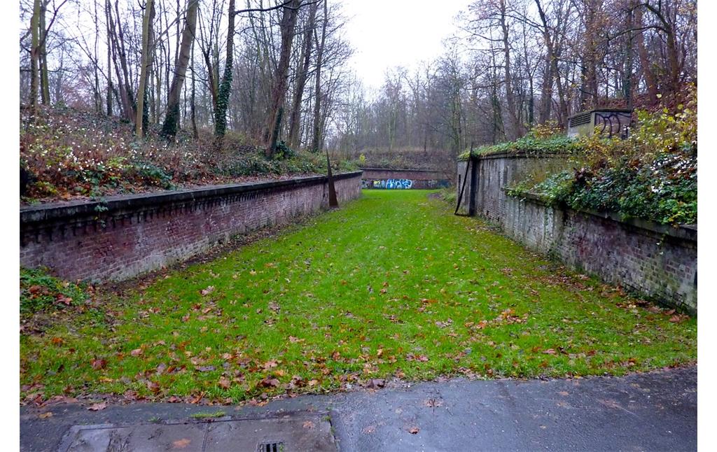 Graben des Zwischenwerks VIIIb des äußeren preußischen Festungsgürtels in Köln (2014)