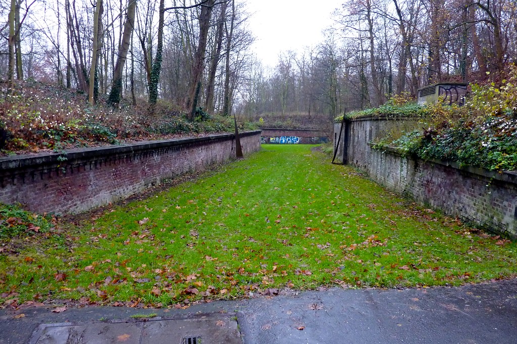 Graben des Zwischenwerks VIIIb des äußeren preußischen Festungsgürtels in Köln (2014)