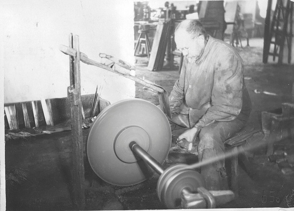 Arbeiter an einem kleinen Schleifstein  in der damaligen Messerfabrik Stöcker in Friedenthal (um 1930)