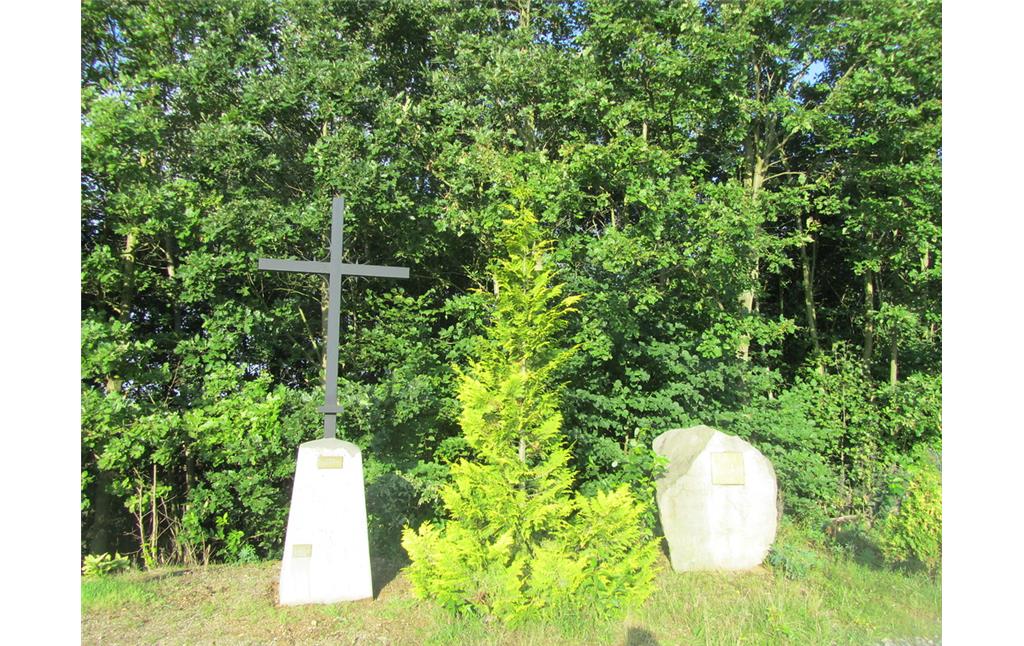 Kirchturmkreuz und Gedenkstein am ehemaligen Standort der Kirche St. Maria Himmelfahrt des umgesiedelten Ortes Grefrath  (2014)