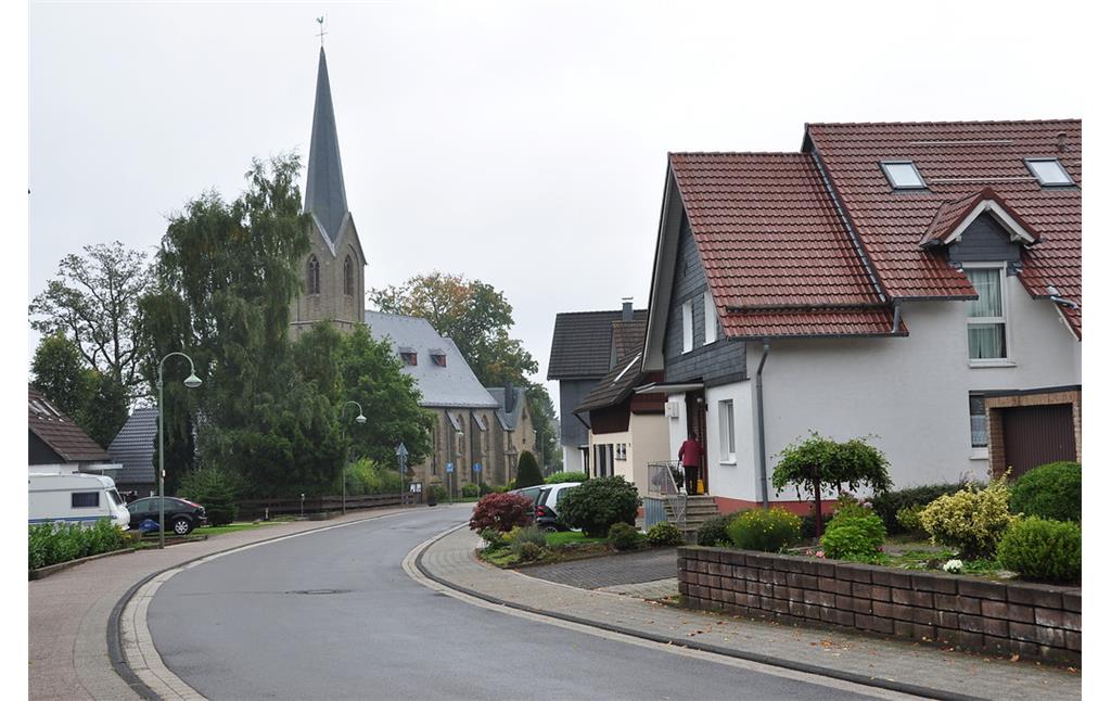 Blick auf die Kirche und das Dorfzentrum Agathabergs (2013)