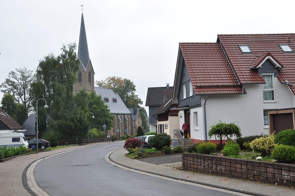 Blick auf die Kirche und das Dorfzentrum Agathabergs (2013)
