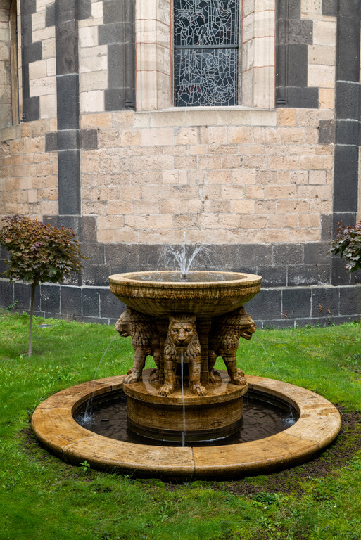 Brunnen am Portal der Abteikirche Maria Laach (2021)