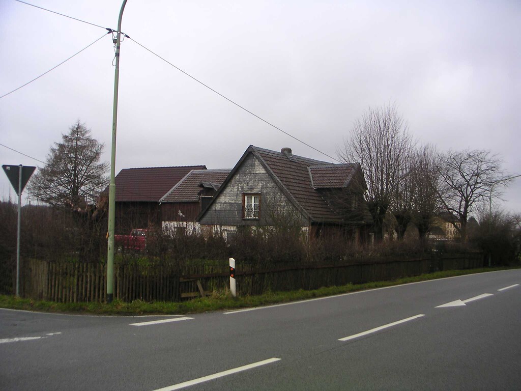 Karlshöh entwickelte sich zwischen 1840 und 1870 entlang einer Chaussee, der heutigen B 483 (2008)