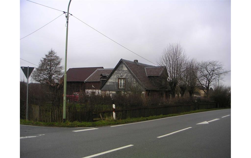 Karlshöh entwickelte sich zwischen 1840 und 1870 entlang einer Chaussee, der heutigen B 483 (2008)