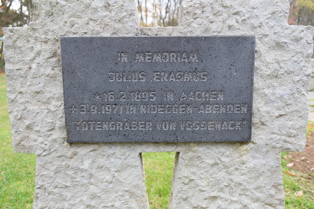 Bild 17: Gedenktafeln für Julius Erasmus'. Sie wurden auf einem Doppelkreuz angebracht, das von der Kriegsgräberstätte Hürtgen stammt (2020).