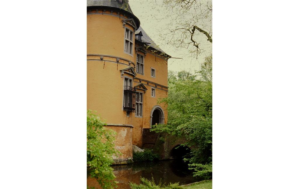 Mönchengladbach, Schloss Rheydt (1992). Blick auf das Haupthaus mit Zugang, Brücke und Wehrgraben.