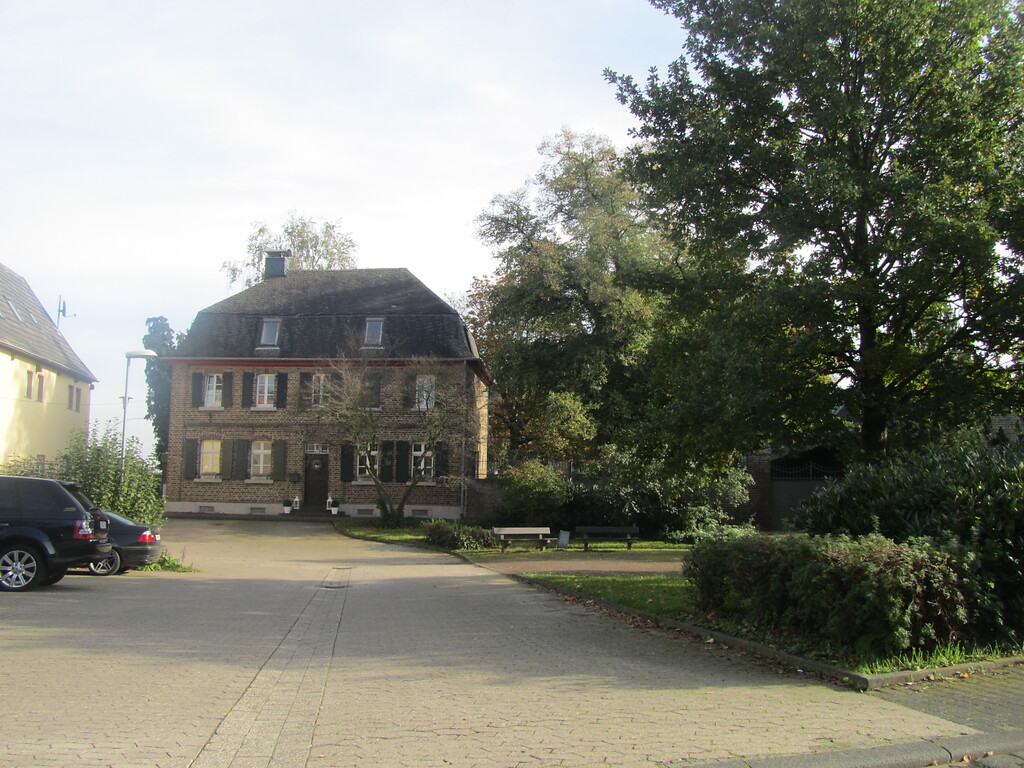 Das zweigeschossige, fünfachsige und aus Ziegelstein errichtete Herrenhaus mit Mansarddach gehört zum Schmidtheimer Hof in Ramershoven (2014)