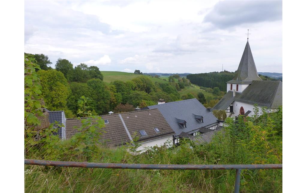 Blick von der Burgruine Kronenburg Richtung Kirche (2014)