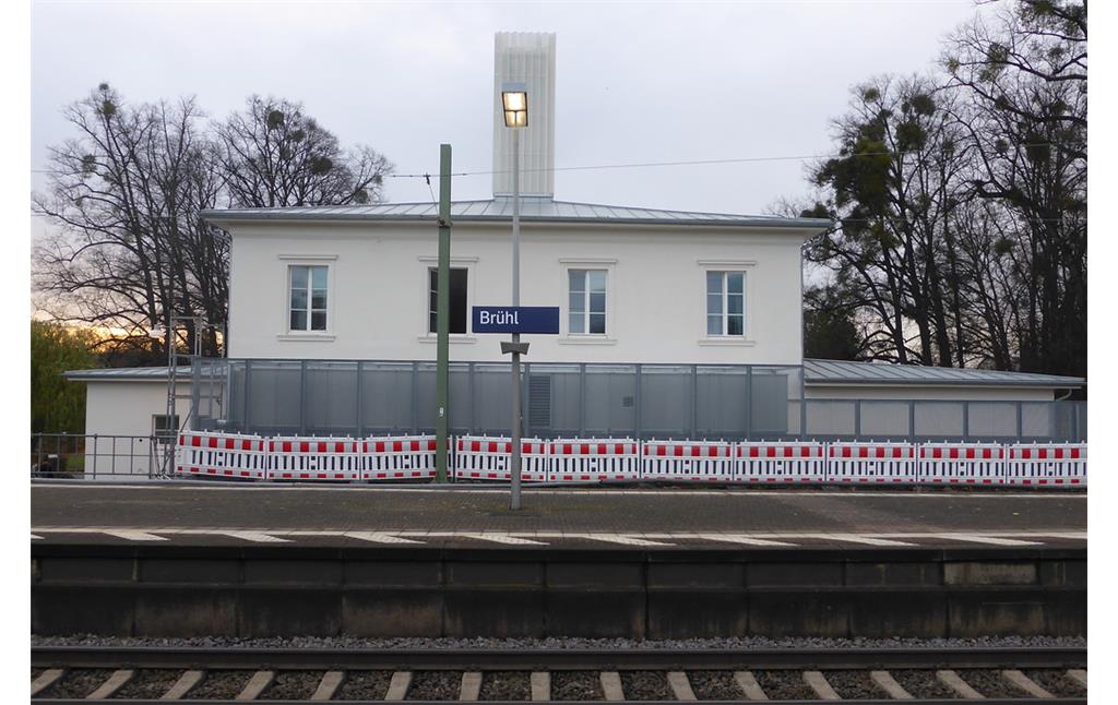 Empfangsgebäudes des Bahnhofs Brühl von der Gleisseite (2014)