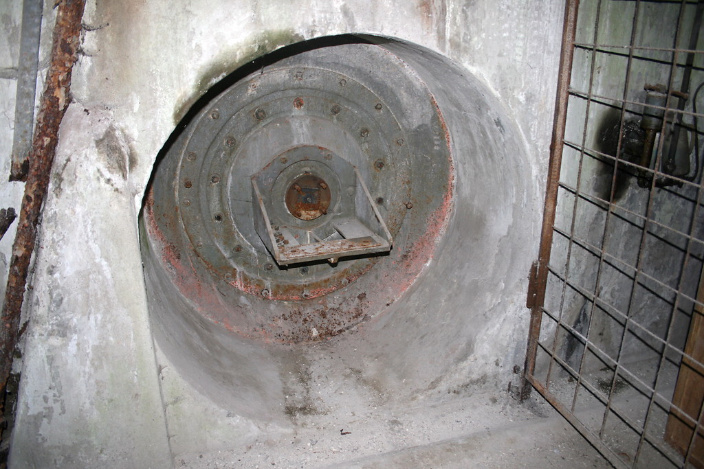 Alte Generatorhalle: Blick auf die Schachtabdeckung einer Francis-Turbine in der Außenwand (2013)