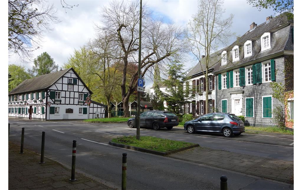 Gasthaus "Em Ahle Kohberg" und historische Nachbargebäude in Köln Merheim (2016)