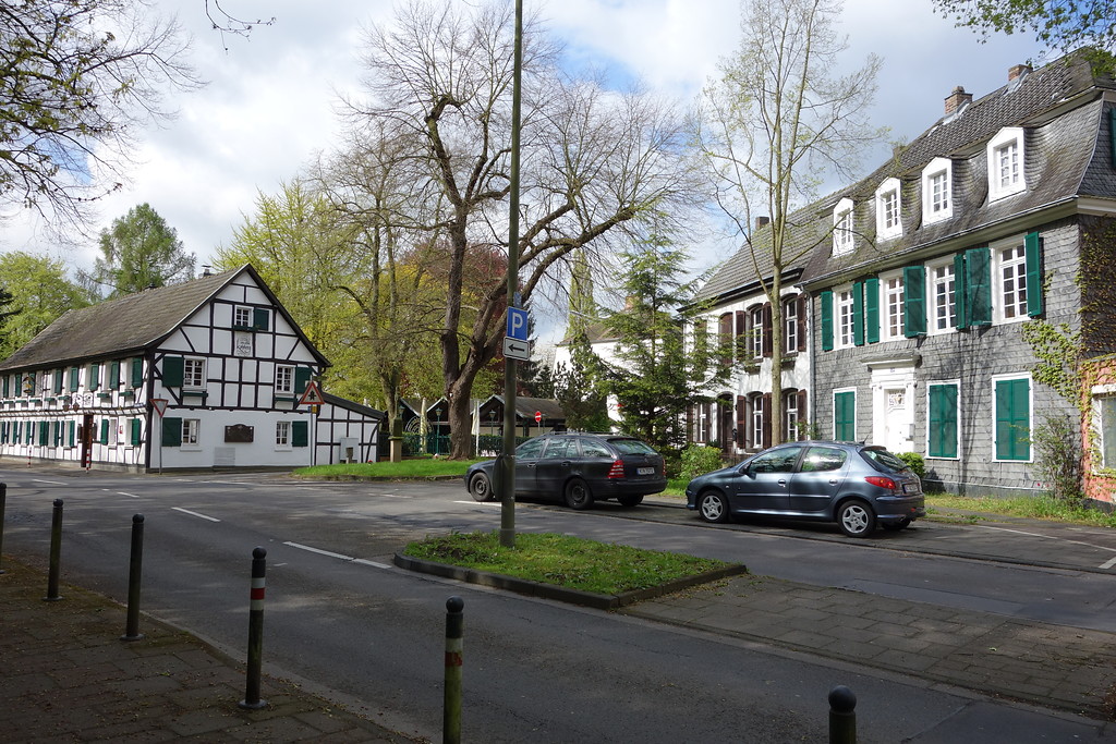 Gasthaus "Em Ahle Kohberg" und historische Nachbargebäude in Köln Merheim (2016)
