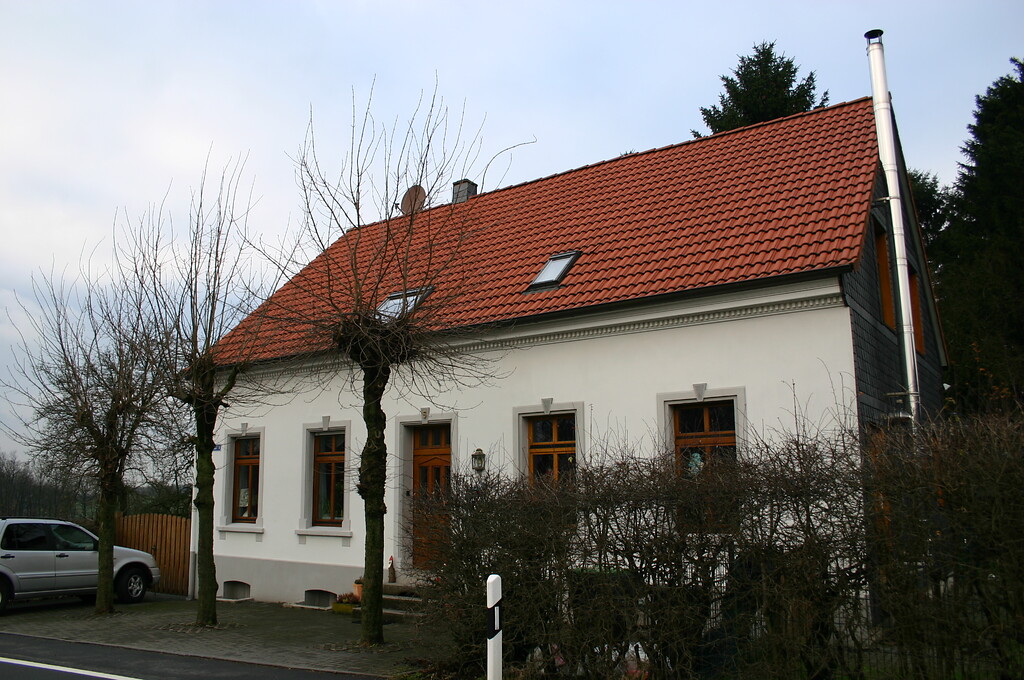 Wohnhaus mit Hausbäumen in Neuenhof (2008)