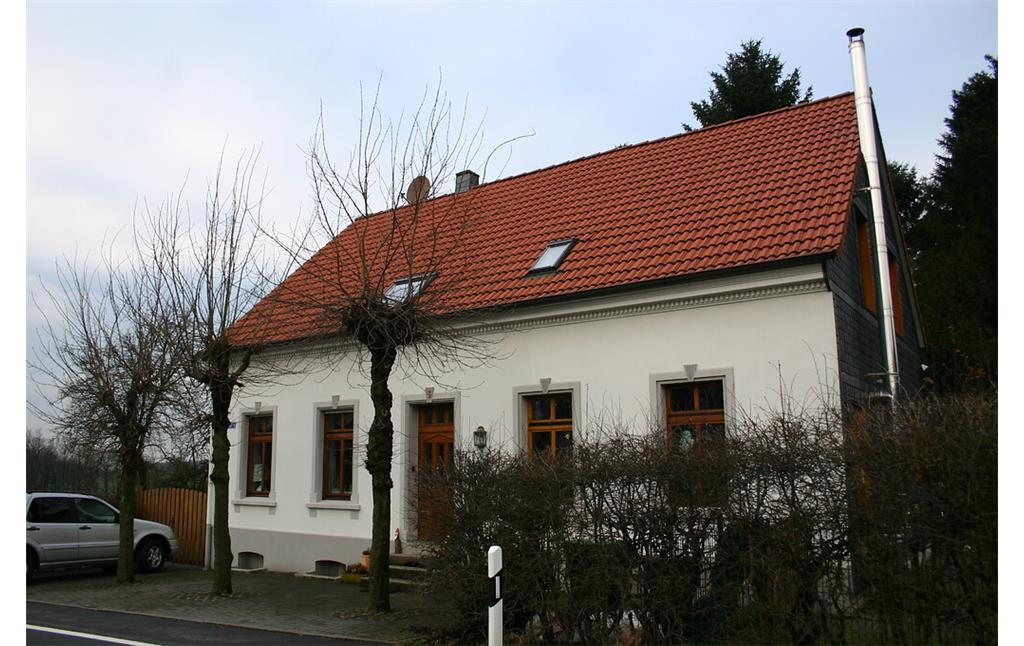 Wohnhaus mit Hausbäumen in Neuenhof (2008)