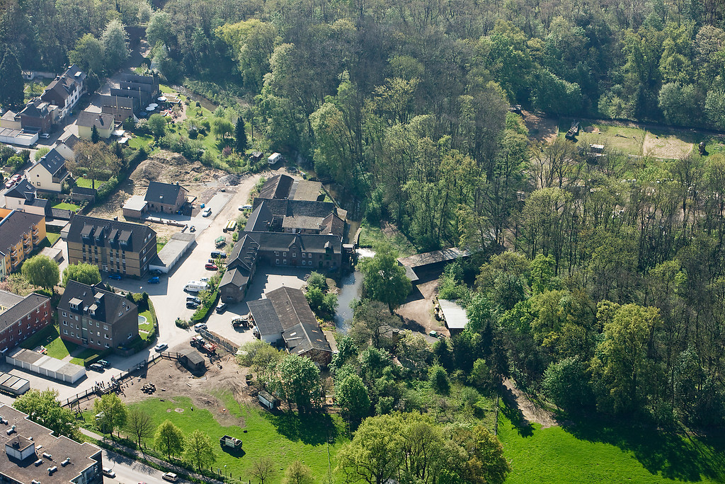 Luftbild des Vierkanthofes der  Horremer Mühle an der Kleinen Erft, Kerpen (2009)