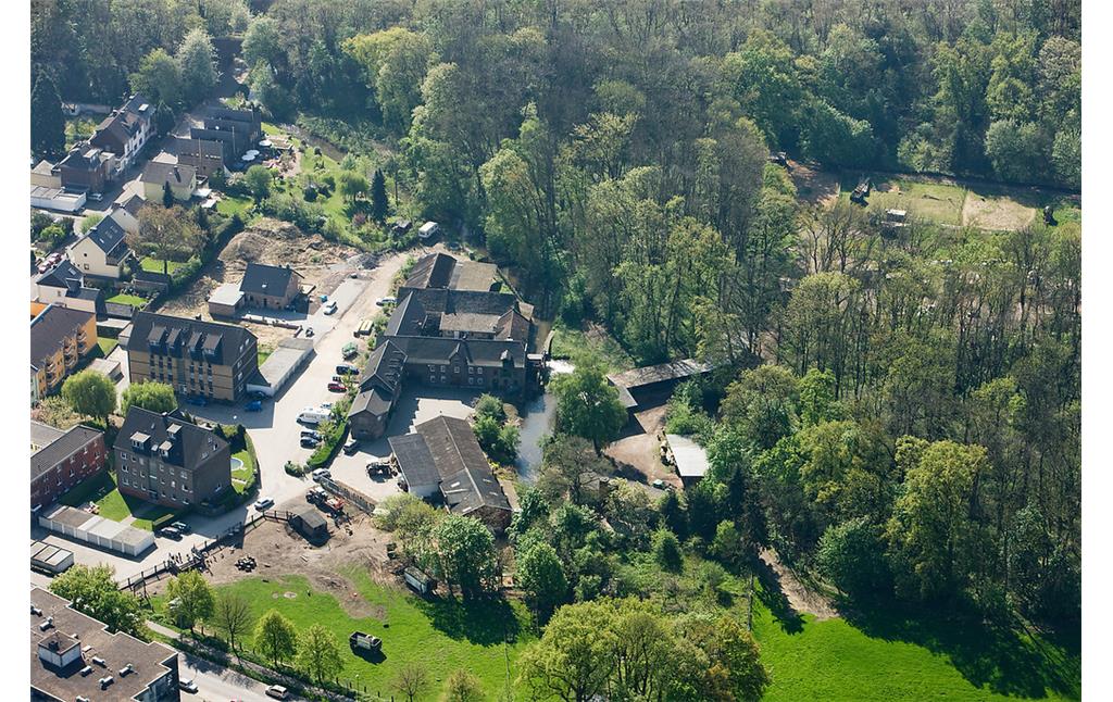 Luftbild des Vierkanthofes der  Horremer Mühle an der Kleinen Erft, Kerpen (2009)