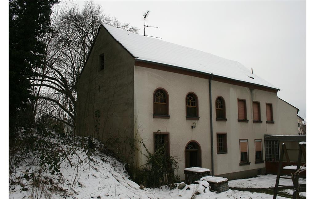 Das Mühlen- und Wohngebäude von der Hof- und Eingangsseite (2013)