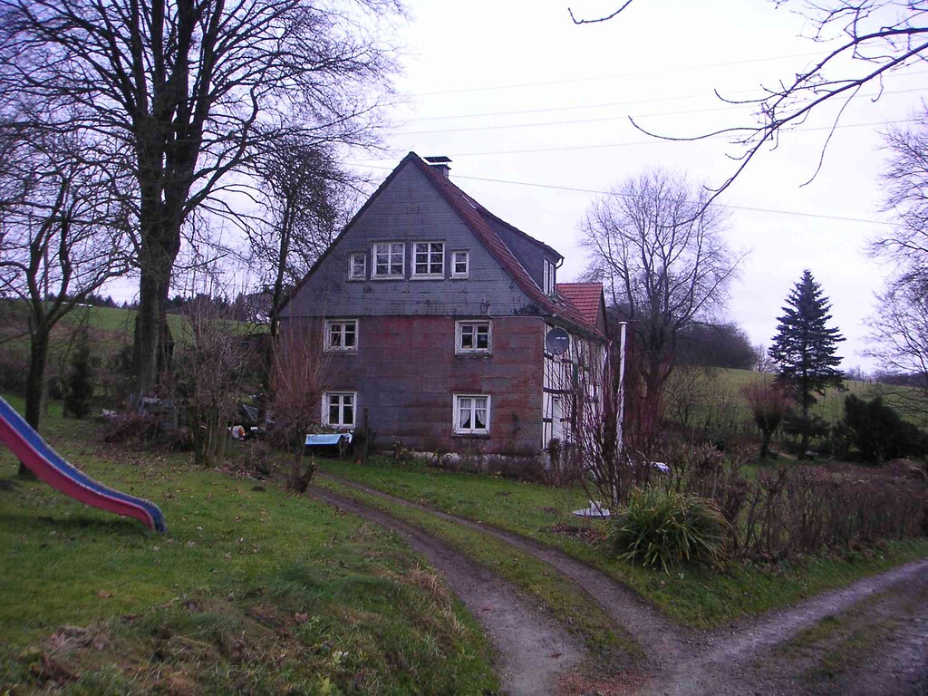 Fachwerkgebäude an historischem, bereits 1828 kartographisch verzeichnetem Standort in Oberfeckinghausen (2007)