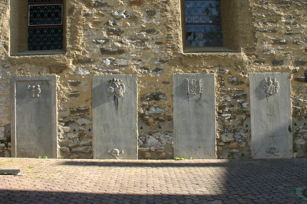 Vier Grabplatten an der Außenwand der Stiftskirche in Diez (2012)