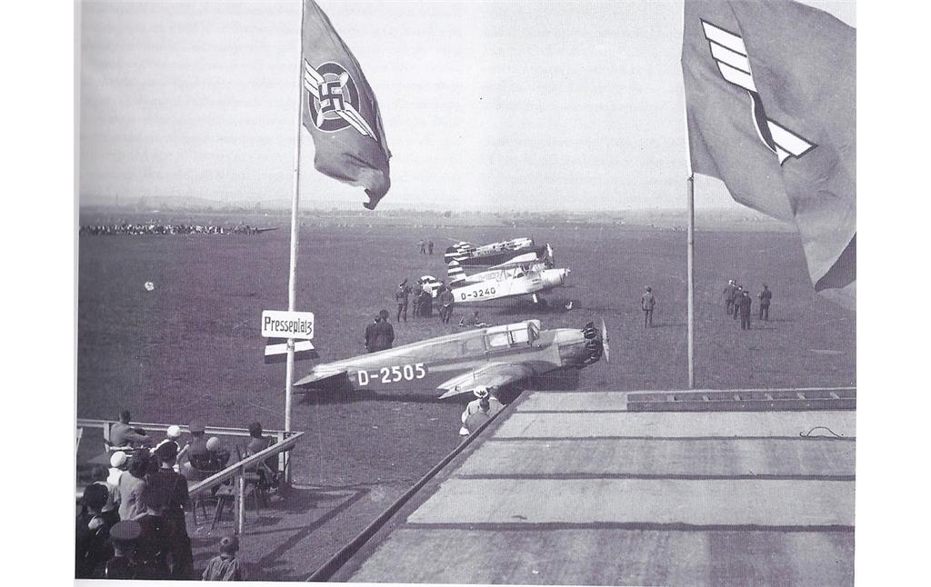 Rollfeld mit Flugzeugen des Flugplatzes Hangelar nach 1933
