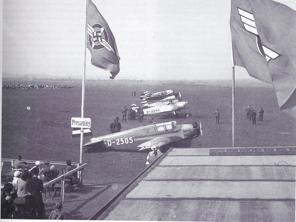 Rollfeld mit Flugzeugen des Flugplatzes Hangelar nach 1933