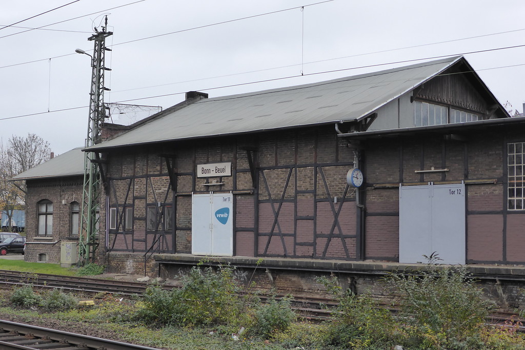 Der Güterschuppen am Güterbahnhof Bonn-Beuel von der Gleisseite aus gesehen (2014)