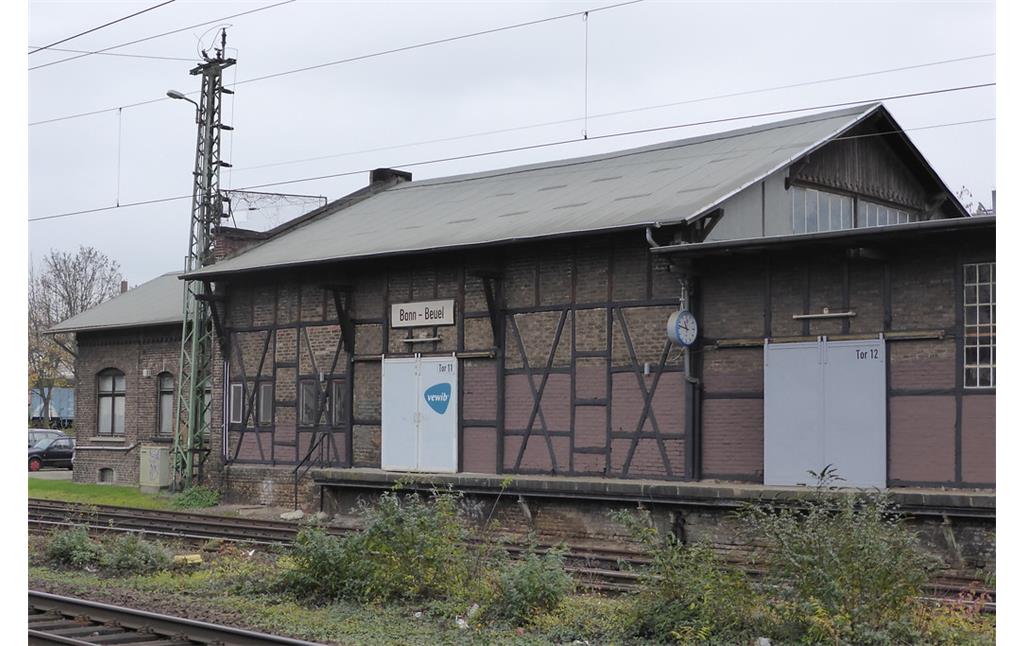 Der Güterschuppen am Güterbahnhof Bonn-Beuel von der Gleisseite aus gesehen (2014)