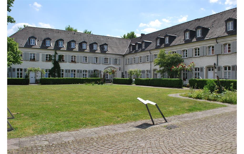 Der Innenhof des Klosters Saarn ist weitläufug und gärtnerisch gestaltet. Er wird durch die barocken Klostergebäude nach außen abgeschlossen (2015).