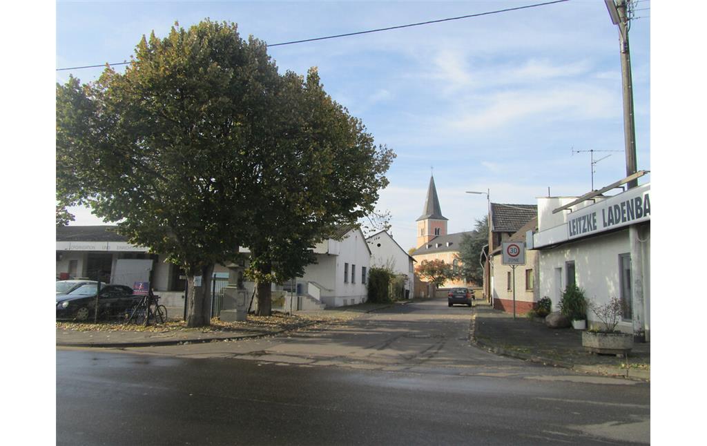 Blick entlang der Burgstraße auf die Katholische Kirche Sankt Nikolaus von Morenhoven (2014)