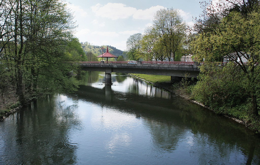 Blick über die Agger auf die Rote Brücke in Loope von der Eisenbahnbrücke aus (2009)