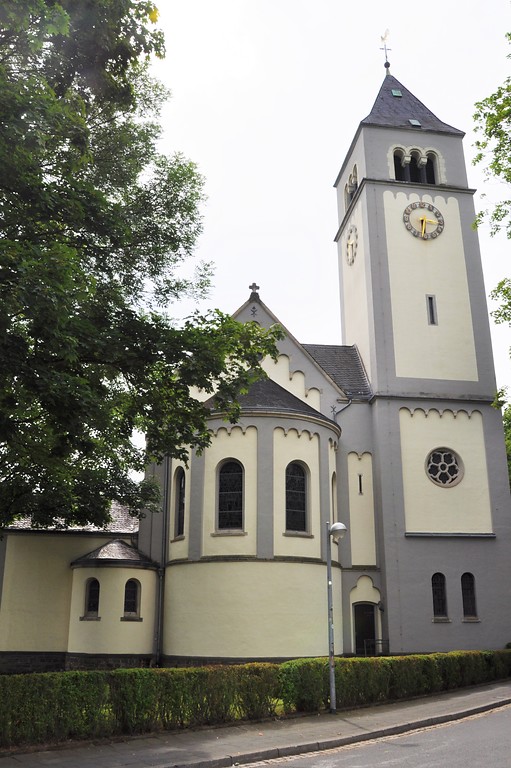 Ansicht auf den Chorraum der Basilika St. Mariä Heimsuchung in Rhöndorf (2019).