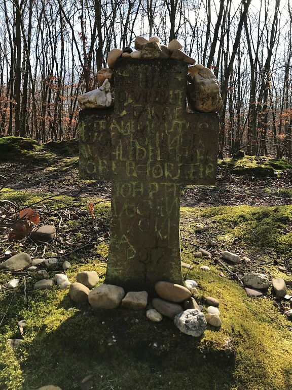 Gedenkkreuz für den ermordeten Förster der Abtei Brauweiler, Peter Vochem, im Königsdorfer Wald (2020)