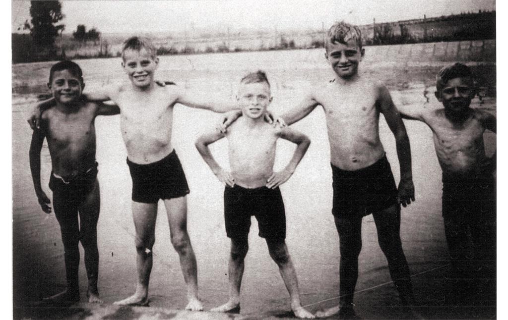 Abbildung 3: Wolter-Jungen mit Freunden im Freibad am 01.09.1939; Betonplatten am Beckenrand (2019)