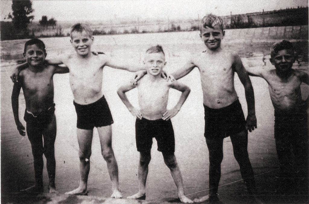 Abbildung 3: Wolter-Jungen mit Freunden im Freibad am 01.09.1939; Betonplatten am Beckenrand (2019)
