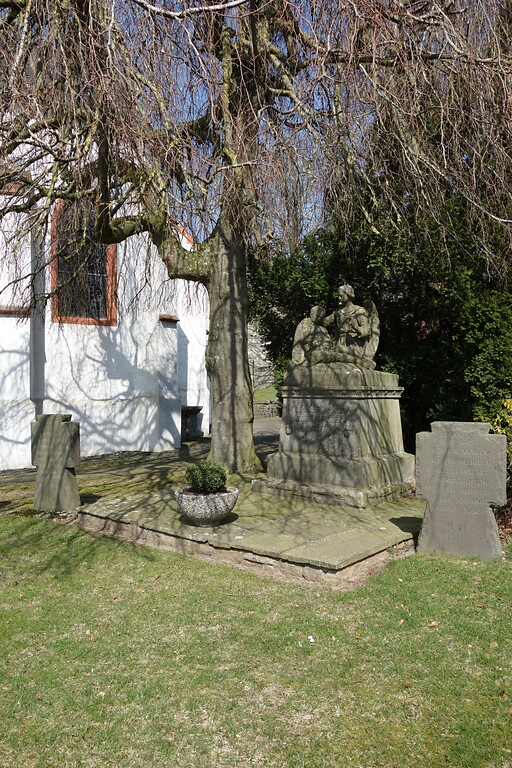 Kriegerdenkmal neben der Kirche in Lommersdorf (2020)