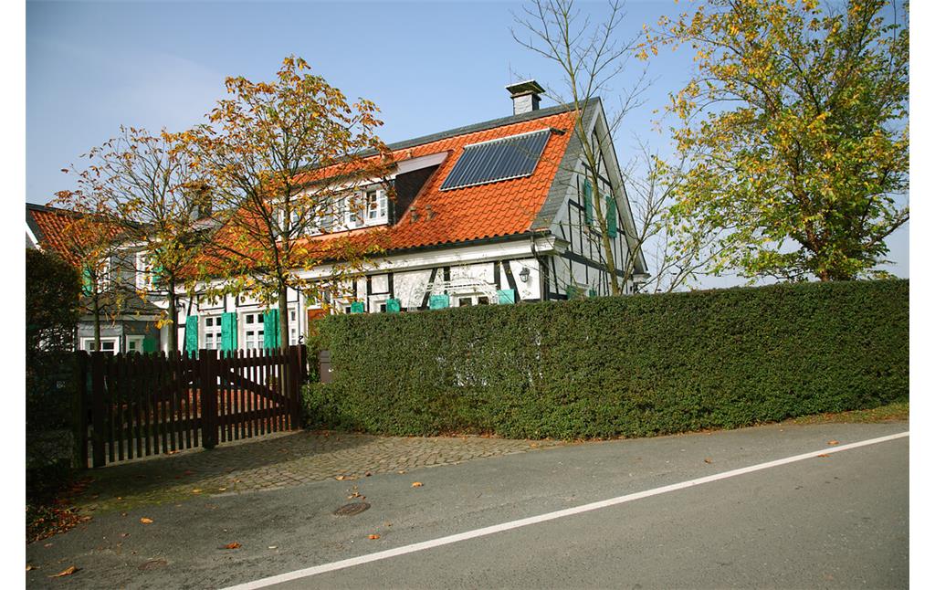 Eingeschossiges modernisiertes Fachwerkgebäude in Honsberg (2008)