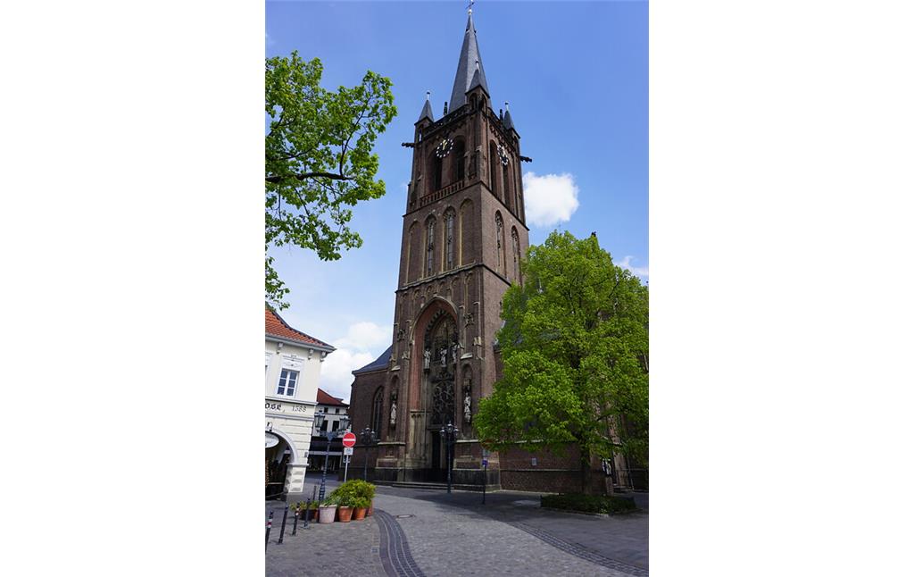 Historischer Ortskern Hüls (2021). Pfarrkirche St. Cyriakus von 1870