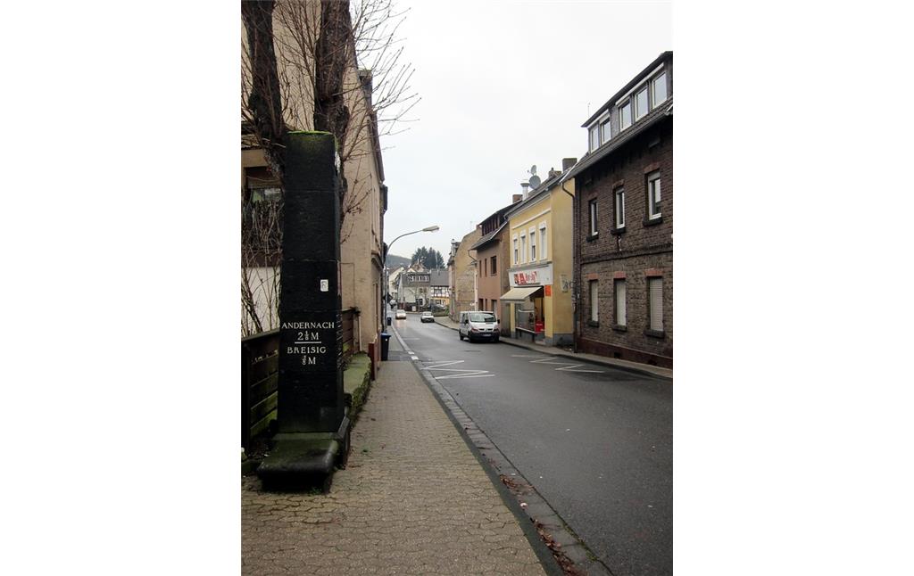 Das Bild zeigt den Standort des preußischen Meilensteins an der Koblenzer Straße in Sinzig mit Blickrichtung Norden (2014).