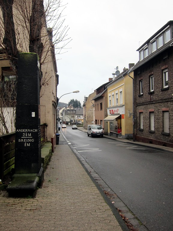 Das Bild zeigt den Standort des preußischen Meilensteins an der Koblenzer Straße in Sinzig mit Blickrichtung Norden (2014).