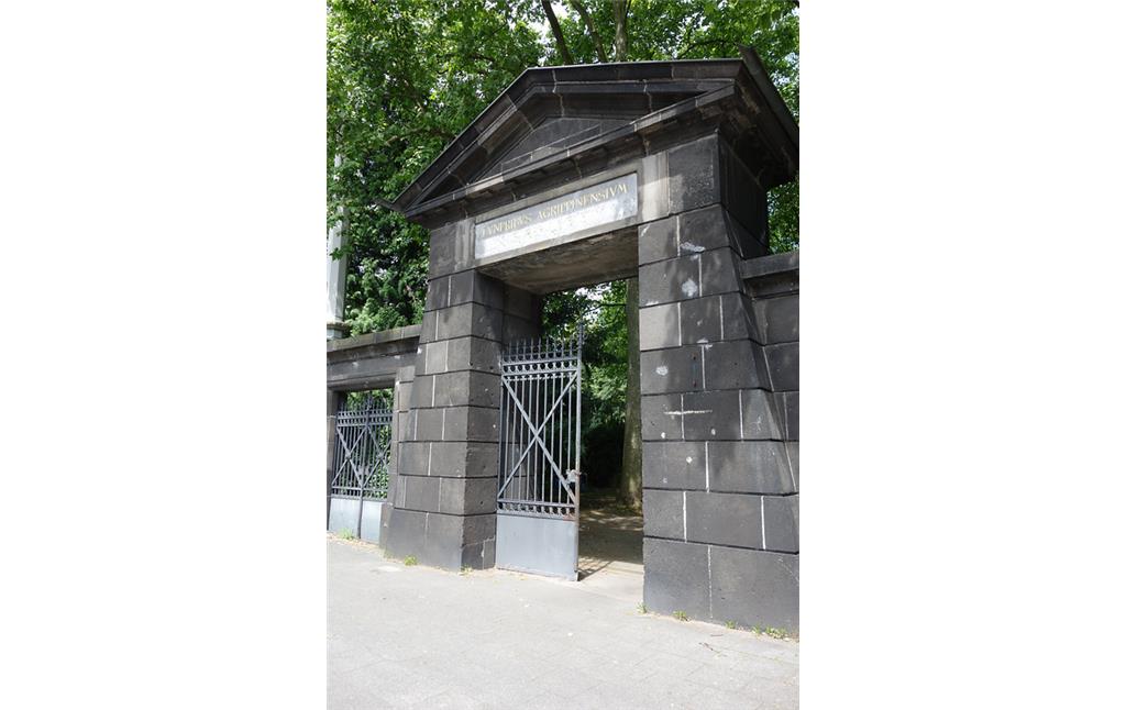 Westliches Eingangsportal zum Kölner Melaten-Friedhof an der Aachener Straße (2016)