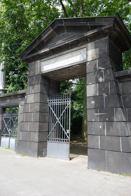 Westliches Eingangsportal zum Kölner Melaten-Friedhof an der Aachener Straße (2016)